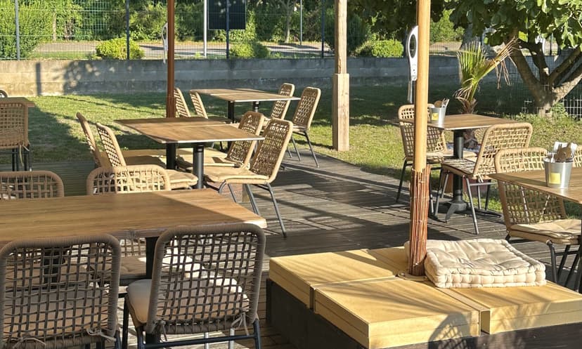 Terrasse du foodtruck Gino avec tables en plein air à Saint-Rémy-de-Provence